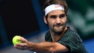 Roger Federer wirft einen Ball.