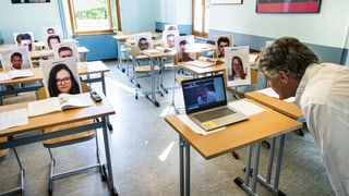 ein Lehrer organisiert einen Videocall mit seiner Klasse