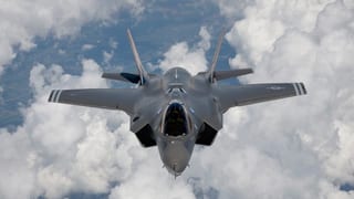 Ein Kampfjet F-35 in der Luft von vorne, darunter Wolken.
