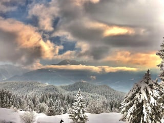 Wolken in verschneiter Berglandschaft
