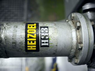 Metallleitung mit Heizoel-Schriftzug Metallleitung mit Heizoel-Schriftzug