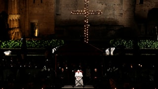 Papst Franziskus vor dem Kreuz