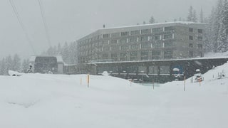 Blick Richtung Hotel und Bergstation auf der Schwägalp bei kräftigem Schneetreiben. Blick Richtung Hotel und Bergstation auf der Schwägalp bei kräftigem Schneetreiben.