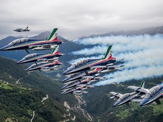 Flugzeuge der Kunstflugstaffel «Frecce Tricolori» über dem Wallis