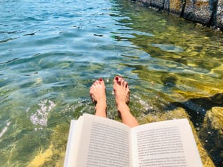 Annette König hält ihre Füsse ins Wasser Annette König hält ihre Füsse ins Wasser
