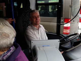 Blick zu Sretouvic in die Fahrerkabine des gut gefüllten Busses.