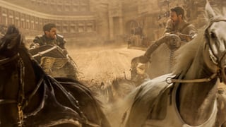 Messala und Judah duellieren sich in der Arena beim Pferderennen. 