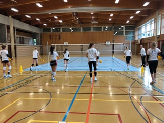 Volleyballfeld mit Spielerinnen
