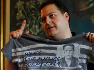 Sebastian Marroquin, Sohn von Pablo Escobar, zeigt ein T-Shirt  seiner Modemarke mit dem Abbild seines Vaters.