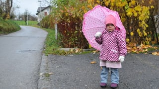 Ein Kind mit Regenschirm