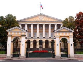 Smolny-Komplex in Sankt Petersburg: Das gelb-weisse gebäude ist symmetrisch.