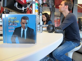 Robbie Williams-CD im Studio.