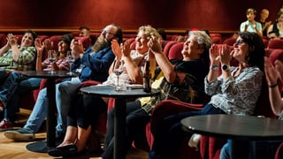 Protagonisten im Publikum lachen. Protagonisten im Publikum lachen.