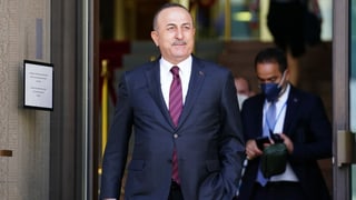 Mevlut Cavusoglu verlässt Gebäude.