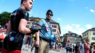 Ein Parade-Teilnehmer und ein Polizist.