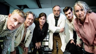 Die Bestatter-Crew blickt vornübergebeugt in die Kamera. Die Bestatter-Crew blickt vornübergebeugt in die Kamera.