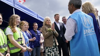 Jill Biden im Gespräch mit einem Mitarbeiter des UNO-Flüchtlingshilfswerk in der Slowakei.