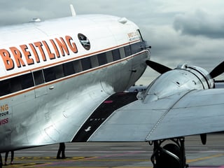 Die DC-3 von hinten über den Flügel fotografiert am Boden