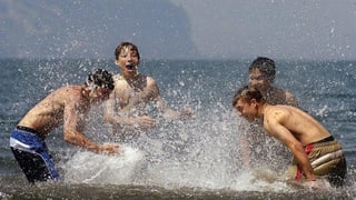 Vier Kinder liefern sich eine Wasserschlacht auf der St. Gallischen Seite des Walensee in Walenstadt