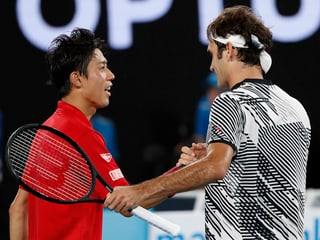 Zwei Tennisspieler schütteln Hände