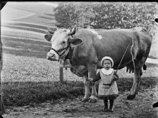 Mädchen mit Kuh.