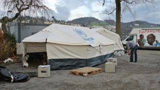 Auf dem Luzerner Europaplatz wird ein Zelt-Camp aufgebaut.