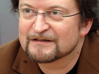 Erik Fosnes Hansen hat kurzes schwarzes Haar und trägt eine Brille. Erik Fosnes Hansen hat kurzes schwarzes Haar und trägt eine Brille.