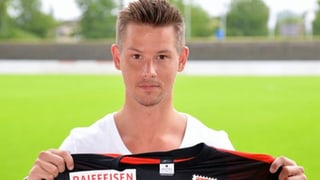 Dusan Djuric posiert mit dem Aarau-Trikot.