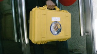 Ein gelber Kofffer – darin befindet sich die Black Box des Unglückszuges von Galicien. Ein gelber Kofffer – darin befindet sich die Black Box des Unglückszuges von Galicien.