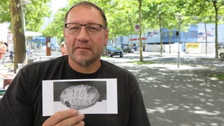 Portrait Peter Michel mit Foto des alten Unspunnensteines. Portrait Peter Michel mit Foto des alten Unspunnensteines.