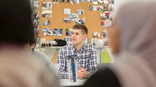 Junger Mann im Karohemd vor Pinwand Junger Mann im Karohemd vor Pinwand