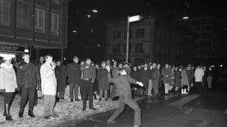 Grossaufmarsch von rebellischen Jugendlichen vor der Stadtpolizei Luzern im Januar 1969. 