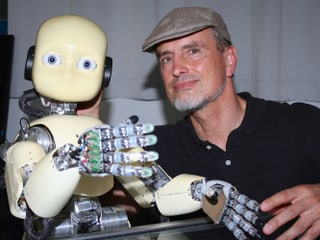 Jürgen Schmidhuber mit einem Roboter.