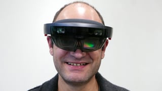 SRf Digital-Redaktor Reto Widmer mit einer Hololens-Brille. SRf Digital-Redaktor Reto Widmer mit einer Hololens-Brille.