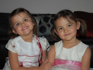 Die Zwillinge Kim und Olivia als Kleinkinder