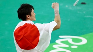 Der Japaner Kohei Uchimura sichert sich im Mehrkampf-Final ganz knapp die Goldmedaille.