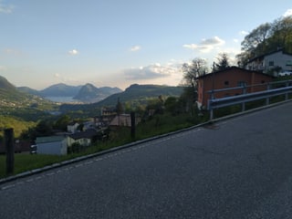 Blick von den Bergen hinunter nach Lugano mit dem See.
