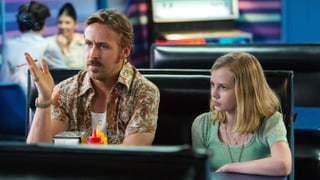 Ryan Gosling sitzt neben seiner Filmtochter in einem Diner, einem typisch amerikanischen Restaurant.