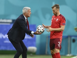 Nati-Trainer Vladimir Petkovic reicht Silvan Widmer an der Seitenlinie den Ball. Nati-Trainer Vladimir Petkovic reicht Silvan Widmer an der Seitenlinie den Ball.