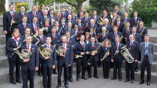 Musikantinnen und Musikanten vom Blasorchester SBB mit ihren Instrumenten auf einem Gruppenfoto.