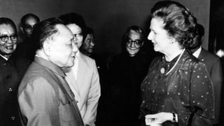 China Staatschef Deng Xiaoping und Premierministerin des Vereinigten Königreichs Margaret Thatcher schauen sich an uns sprechen.