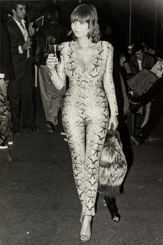 Schwarz-Weiss-Foto: EIne Frau in einem Schlangen-Catsuit. Schwarz-Weiss-Foto: EIne Frau in einem Schlangen-Catsuit.