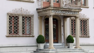 Der Eingang des Schwyzer Regierungsgebäudes.