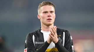 Nico Elvedi klatscht in die Hände
