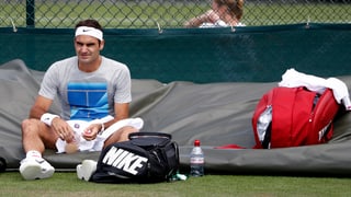 Roger Federer. sitzt am Boden