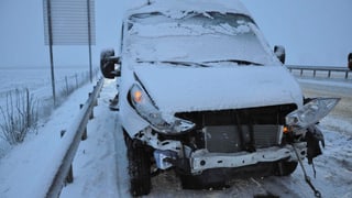 Van mit eingedrücktem Kotflügel auf der A1.