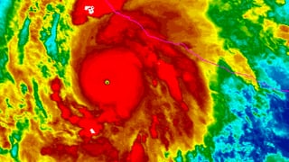 Verschiedene Farben zeigen auf dem Satellitenbild die Wolken. Mit rot sind die herumgeschleuderten Wolken vom Hurrikan Patricia gezeichnet. In der Mitte gibt es ein gelber Punkt, das Auge des Hurrikans.