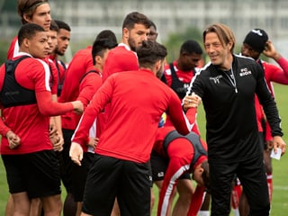 Paolo Tramezzani begrüsst seine Spieler vor dem Training am Donnerstag.