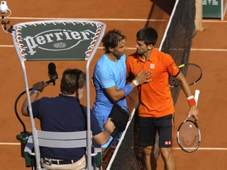 Rafael Nadal gratuliert Novak Djokovic zum Sieg.