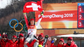 Wendy Holdener jubelt mit Schweizer Flagge